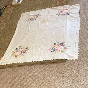 TABLECLOTH Embroidered & Crocheted, CROSS STITCH FLORAL VINTAGE VNPLVC  49 X 62"